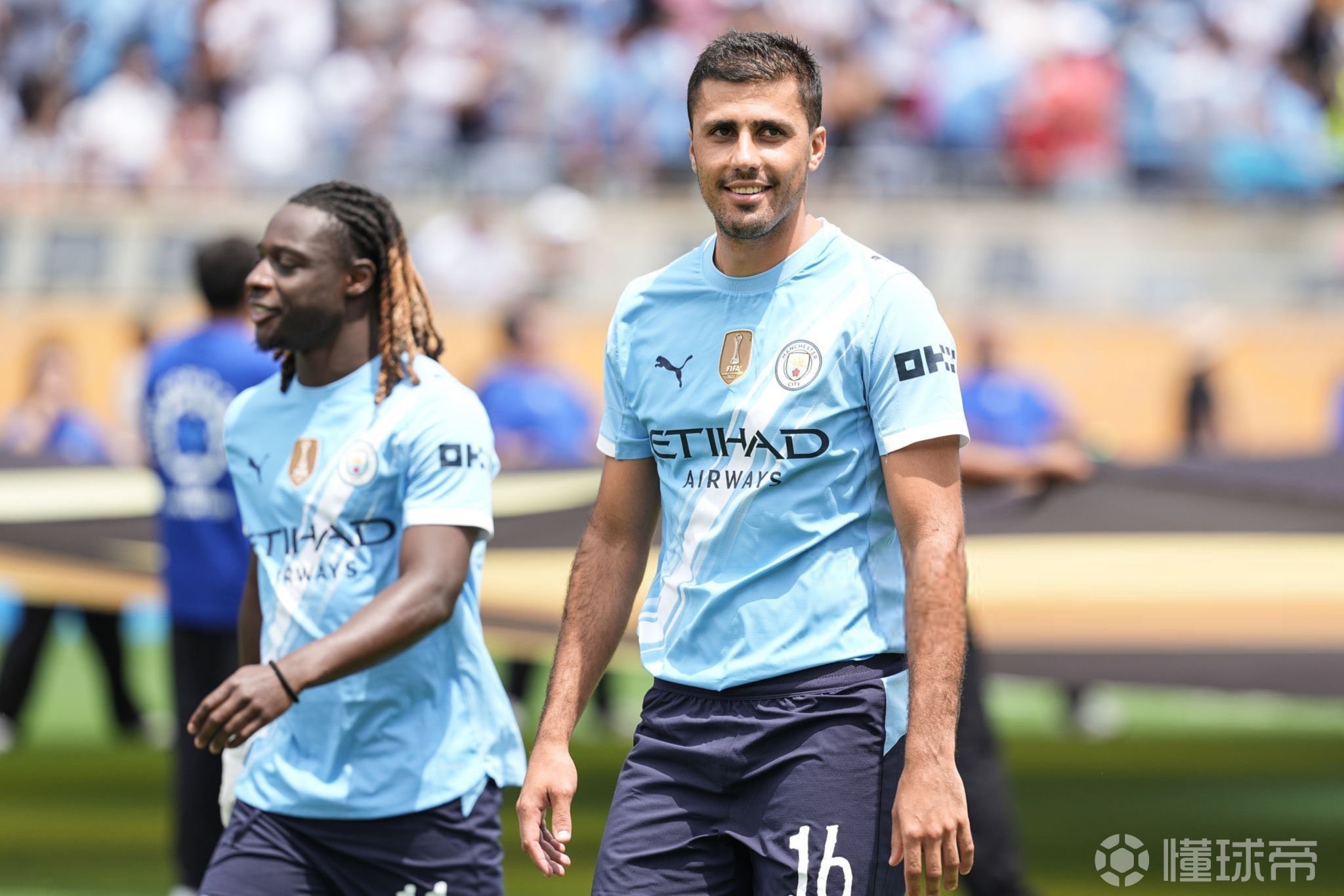 费尔明出席家乡的球迷俱乐部成立仪式，受到热烈欢迎（费尔明回乡参加球迷俱乐部成立仪式，现场反响热烈）