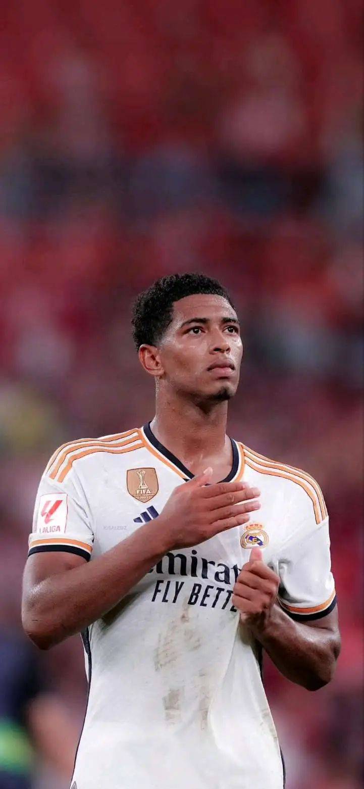 欧联3-4：42岁范佩西率荷甲第2遭罗甲第9绝杀，95分钟丢球酿悲剧（欧联3-4：42岁范佩西率荷甲次席队补时95分钟失守，遭罗甲第9绝杀）