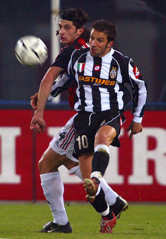 梅西：现代足球的永恒传奇（梅西：当代足坛的不朽神话）