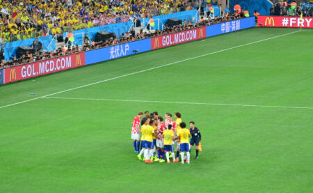 受闪电影响，麦克阿瑟vs布里斯班狮吼推迟到15：45开球（因雷电天气，麦克阿瑟对阵布里斯班狮吼开球时间延至15：45）