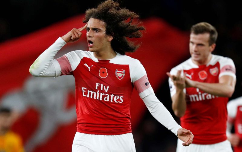 输掉国家德比后，河床球员萨拉斯用拳击打场内拍照的一名人员