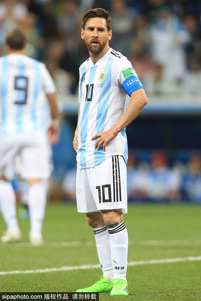 图片报：西蒙斯因抱怨颈痛缺席昨日合练，很可能缺战今日比赛